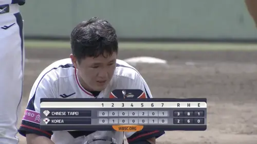 ▲比賽結束，韓國選手難掩失望情緒，許多球員當場淚灑球場，有人蹲坐在休息區難掩失落情緒，有人呆坐在場上數秒，久久無法離開。（圖／翻攝自YouTube）