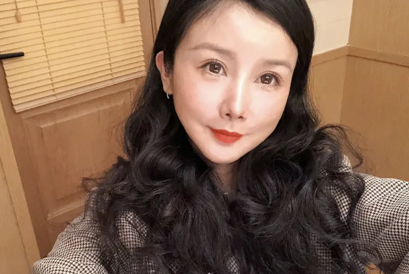 ▲44歲中國女星孫菲菲宣布自己離婚，因為前夫拒絕承認兩人的親生骨肉，就算做了親子鑑定仍然翻臉不認，使她對這段婚姻完全心死。（圖／孫菲菲微博）