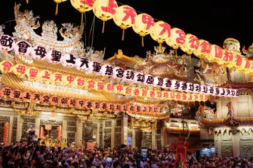 ▲大甲媽祖遶境起駕現場，鎮瀾宮在4月狂吸142萬多人次的信眾前往朝聖。（圖／台中市政府）