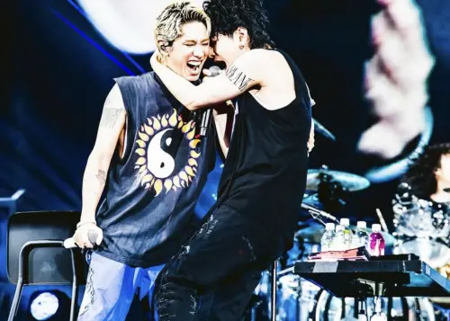 ▲佐藤健（右）在舞台上和ONE OK ROCK主唱Taka（左）合體。（圖／佐藤健IG@takeruxxsato）