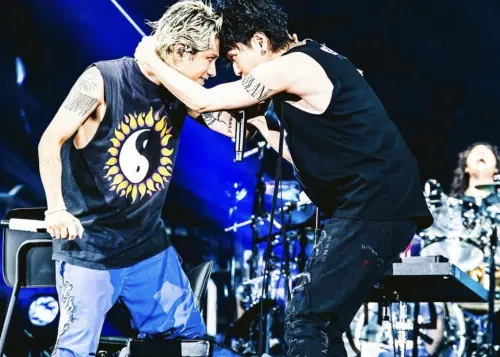 ▲佐藤健（右）、ONE OK ROCK主唱Taka（左）在舞台上抓著對方的頭合唱。（圖／佐藤健IG@takeruxxsato）