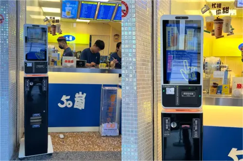 ▲有民眾近日前往50嵐門市，意外目睹店門口出現自助點餐機台，讓一票人感到十分驚奇。（圖／翻攝Threads）