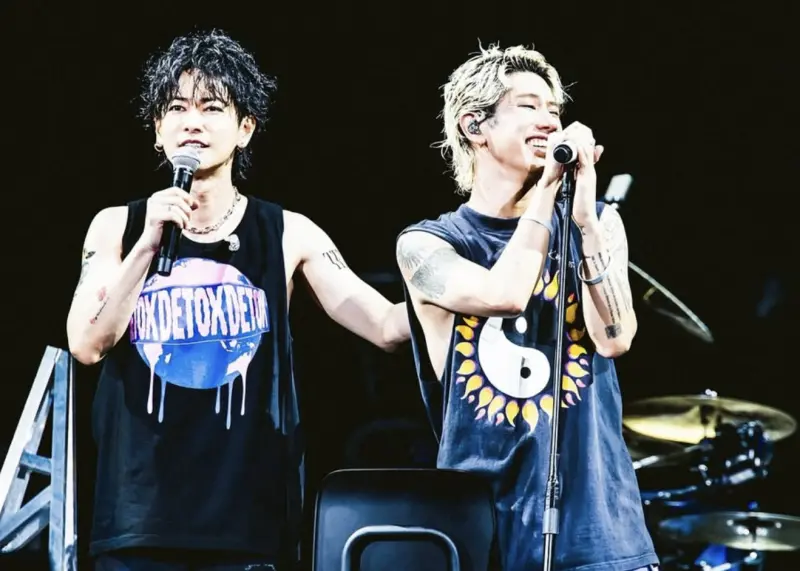 ▲日本樂團ONE OK ROCK和佐藤健（左）在台上合體，讓現場粉絲瞬間暴動。（圖／佐藤健IG@takeruxxsato）