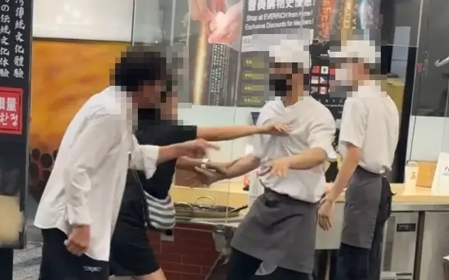 ▲台北市西門町飲料店14日深夜發生鬧事事件，2名酒醉的客人和店員發生誤會，進而爆發推擠衝突。（圖／翻攝畫面）