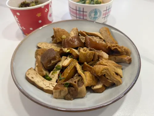 ▲「東引快刀手」光復店滷味。（圖／記者黃韻文攝）