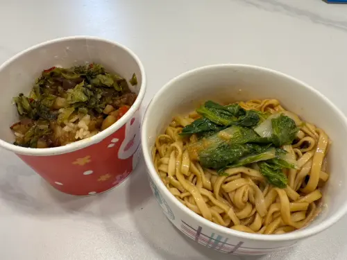 ▲「東引快刀手」光復店滷肉飯、牛油麵。（圖／記者黃韻文攝）