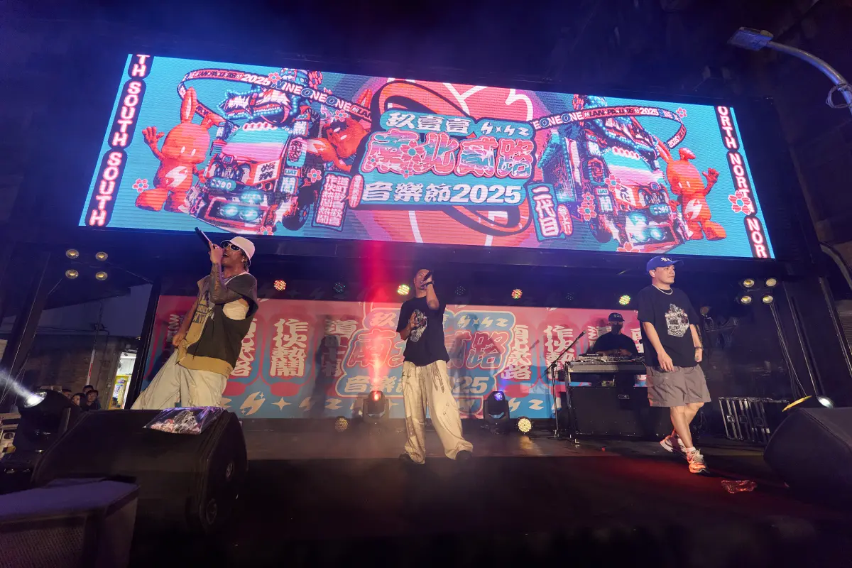 ▲玖壹壹（如圖）最近舉辦南北貳路全台快閃巡迴演唱會，最終到台北艋舺青山宮演出，他們透露將會每人包6萬元紅包給LuLu和陳漢典，恭賀他們大婚。（圖／KKLIVE＆混血兒娛樂提供）