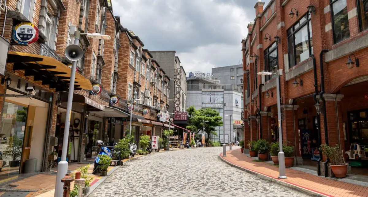 ▲新北市鶯歌區的鶯歌老街過去以陶瓷工藝聞名，街道寬敞很適合一家週末出遊到訪。（圖／新北觀光旅遊局官網）