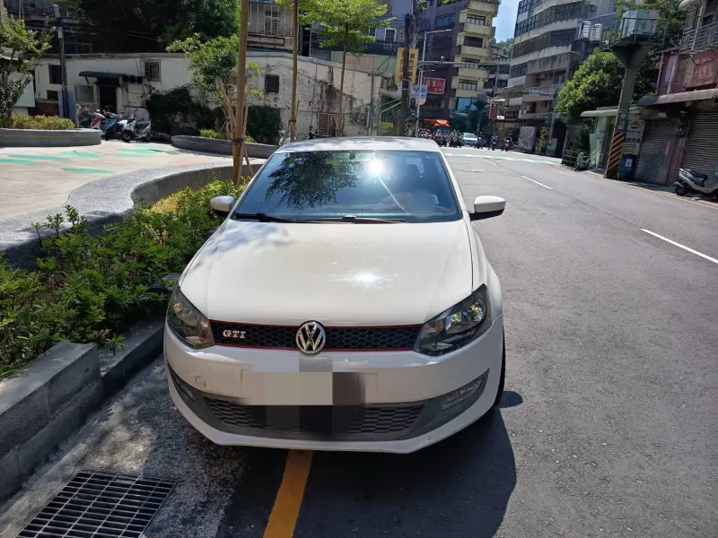 ▲欠罰福斯車臨停宜蘭分署對面買早餐，「車辨系統」認出遭查扣立馬分期。（圖／法務部行政執行署宜蘭分署）