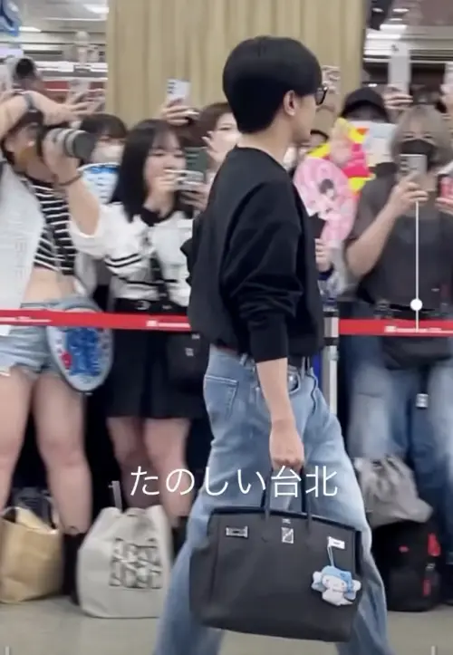 ▲昨（13）日現身機場時，他背包上掛著「青眼白龍」與大耳狗的聯名娃娃，（圖／翻攝自kento.nakajima_313）