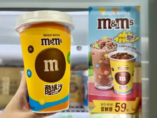 ▲全家便利商店聯名M&M’S「巧克力酷繽沙」特價59元，被讚星巴克「星冰樂平替版」。（圖／記者蕭涵云攝）