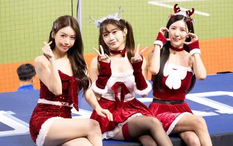 ▲本週中職啦啦隊班表出爐，富邦三本柱南珉貞（右）、李雅英（左）、李珠珢（中）將合體大巨蛋，趙娟週合體UniGirls登統一獅本季最終主題日。（圖／Fubon Angels FB）