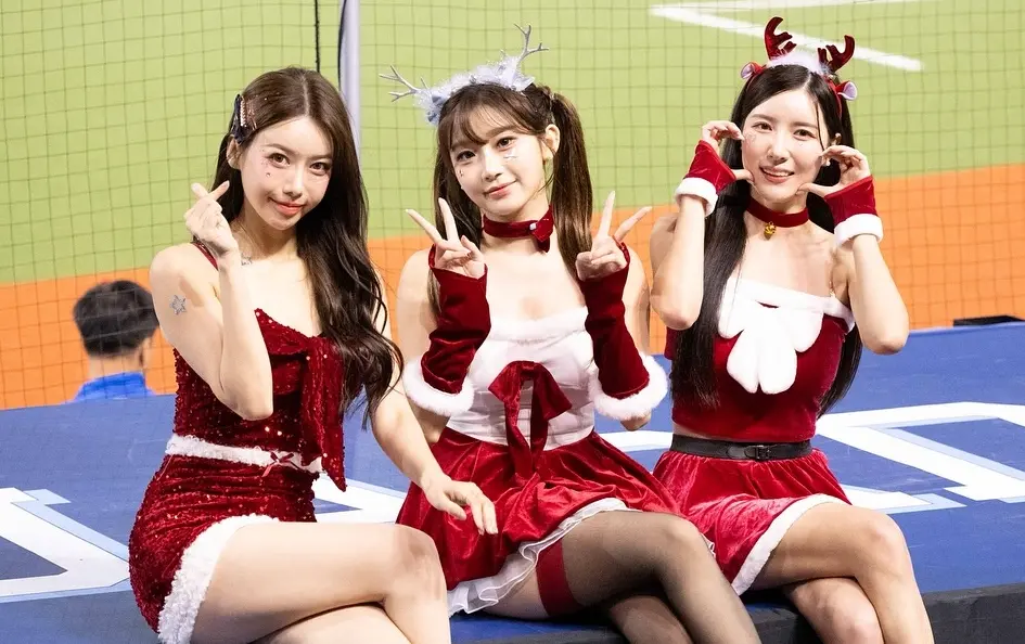 ▲本週中職啦啦隊班表出爐，富邦三本柱南珉貞（右）、李雅英（左）、李珠珢（中）將合體大巨蛋，趙娟週合體UniGirls登統一獅本季最終主題日。（圖／Fubon Angels FB）