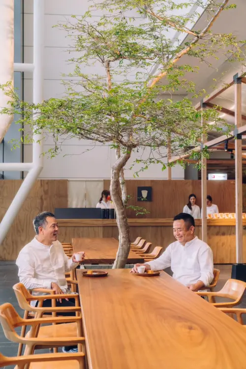 ▲左起：「微熱山丘」營運長施宏漳、創辦人許銘仁。（圖／翻攝自微熱山丘FB）