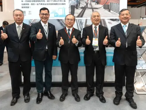 ▲2025亞太永續博覽會由台灣港務公司與高明貨櫃碼頭公司聯合展出，交通部政務次長陳彥伯(中)到場巡視，由台灣港務公司總經理王錦榮(右1)說明推動成果。(圖／台灣港務公司提供)