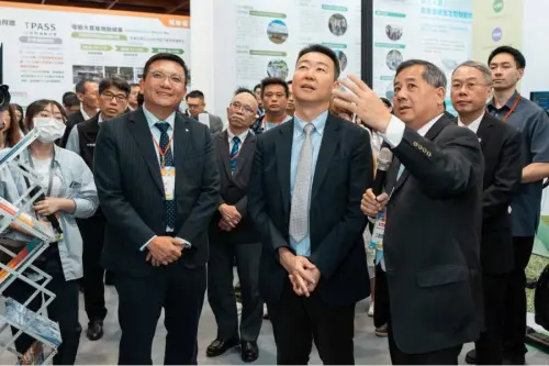 ▲2025亞太永續博覽會由台灣港務公司與高明貨櫃碼頭公司聯合展出，交通部長陳世凱(中)到場巡視，由台灣港務公司總經理王錦榮(右1)說明減碳推動成果。(圖／台灣港務公司提供)