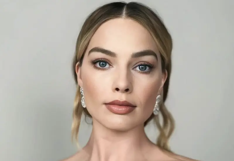 ▲瑪格羅比（如圖）被拒絕入店用餐，慘被擋在門前畫面在網上瘋傳，原來竟是店員沒認出來，以為她是網紅，為了不影響店內客人，才拒絕她入店。（圖／翻攝自margotrobbieofficial）