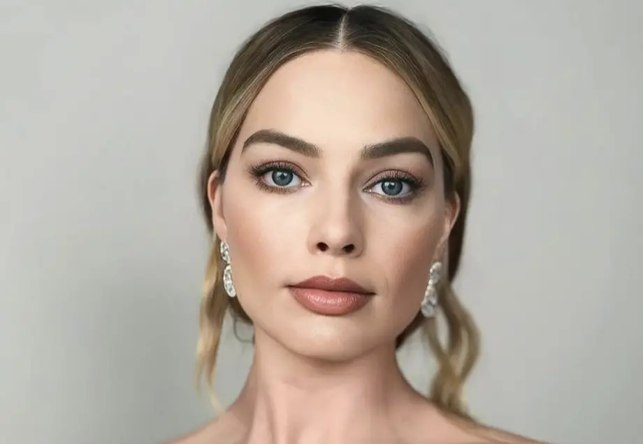 ▲瑪格羅比（如圖）被拒絕入店用餐，慘被擋在門前畫面在網上瘋傳，原來竟是店員沒認出來，以為她是網紅，為了不影響店內客人，才拒絕她入店。（圖／翻攝自margotrobbieofficial）