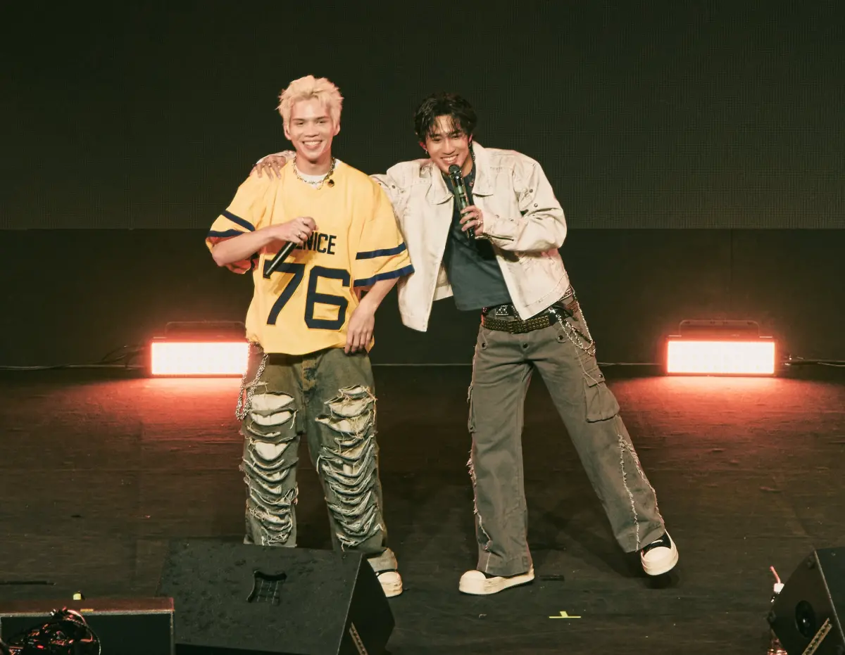 ▲婁峻碩（右）台中開唱，唱到香汗淋漓粉絲要他脫掉，好友派偉俊（左）則化身外送員無預警登台送PIZZA為他慶生。（圖／伊弗龐金有限公司提供）