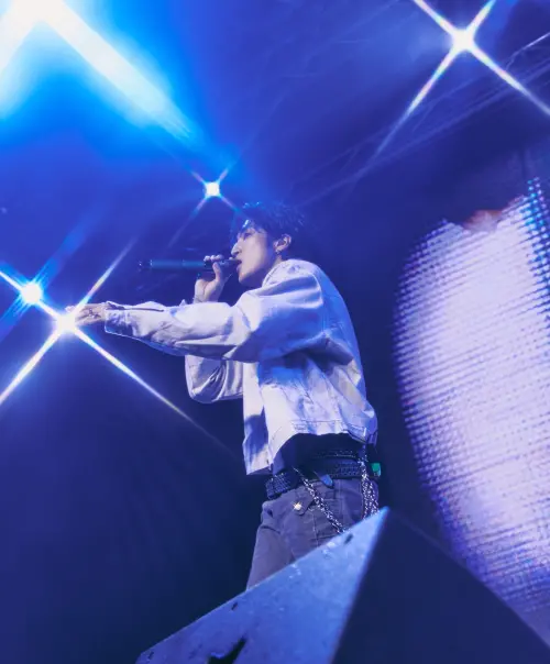 ▲婁峻碩（如圖）在台中開唱，唱到全身是汗，粉絲激動得要他脫掉。（圖／伊弗龐金有限公司提供）