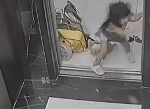 小心孩子安全！桃園2歲女童手卡電梯門縫5分鐘　嚇得大哭跳腳
