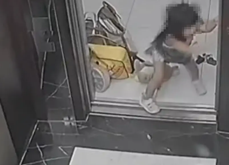 ▲桃園一名2歲女童手被電梯夾住，當下沒辦法脫困，媽媽急忙找人幫忙，場面一度相當驚險。（圖／翻攝畫面）