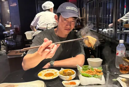 ▲吳慷仁登中國報紙封頂流偶像！成都行蹤曝　還重逢《一把青》戰機。（圖／吳慷仁Kang Ren Wu FB）