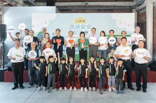 ▲「小黃帽交通安全童樂會」今年特別與全家便利商店合作，將「全家」最夯的小店長活動搬到華山，推出創新關卡「歡迎光臨！全家交安小店長」，孩子們穿上迷你制服化身超萌小店長，在體驗整理貨架與結帳的任務中，學習交通安全。