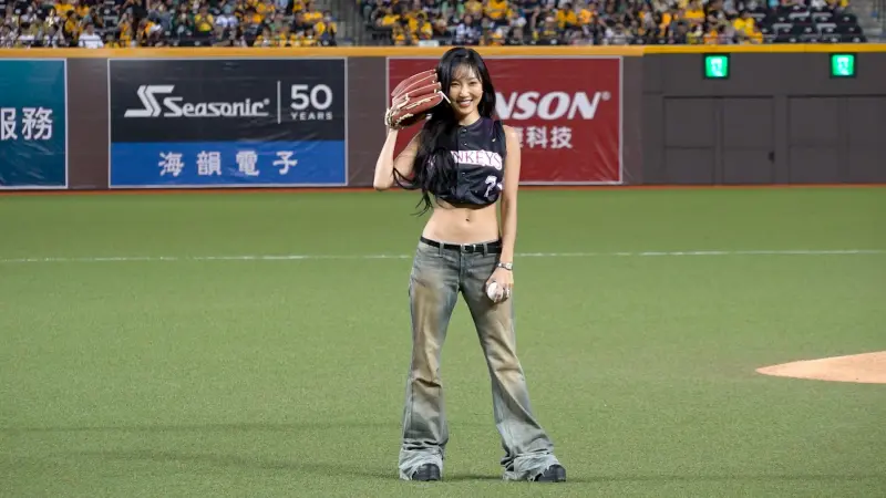 ▲靈魂歌姬MAMAMOO 華莎（HWASA）除了作為樂天桃猿主題日賽後壓軸嘉賓外，也擔任開球嘉賓，吸引全場驚呼，她也帶來《Maria》、《twit》等代表作。（圖／記者陳云茹攝）