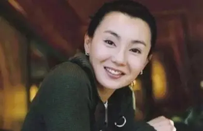 ▲60歲張曼玉定居法國農村後，近日開通小紅書，繼日前分享爬樹影片後，又公開包緊緊撿雞蛋的超接地氣畫面。（圖／微博@男主臉）