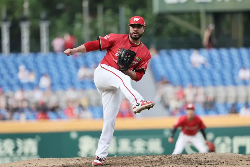 ▲味全龍新洋投鎛銳此役在第3局提前打卡上班，中繼4局無失分，替龍隊穩住戰局。（圖／味全龍提供）