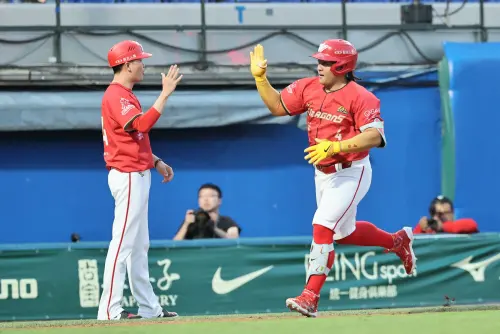 ▲味全龍吉力吉撈・鞏冠第5局從統一獅先發投手郭俊麟手中敲出陽春砲，助隊拉開比數。（圖／味全龍提供）