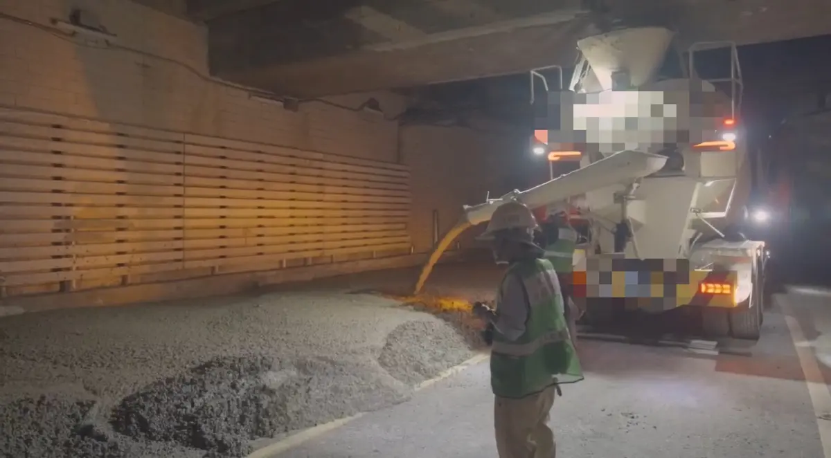 ▲公館圓環公車地下道正在進行填平作業，遭質疑恐影響捷運綠線安全。對此，新工處表示，已經過第三方審查，整體工程對於捷運新店線隧道及相關設施安全影響無虞。（圖／台北市府提供）