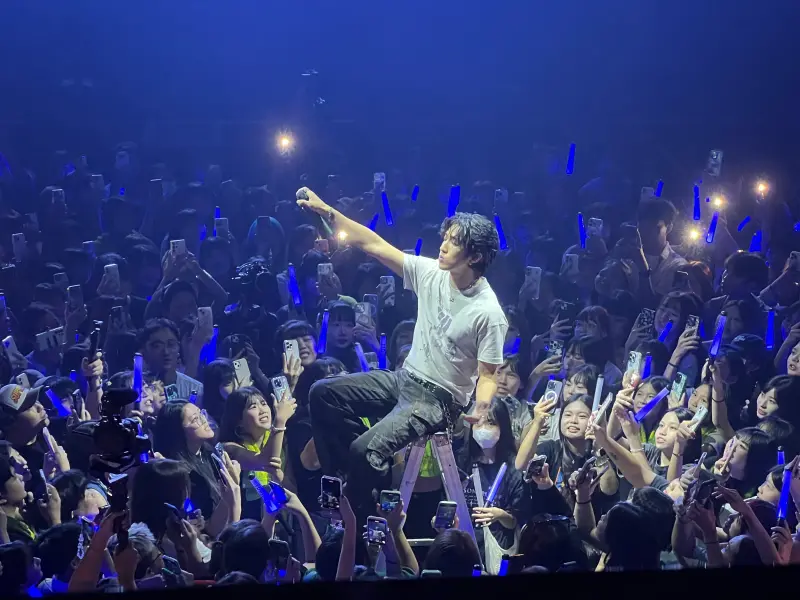 ▲婁峻碩今（14）日晚間在台中Legacy開唱，在唱完幾首歌之後，他突然走到台下，出現在觀眾席正中央，爬上梯子和粉絲互動，粉絲為他唱生日快樂歌，他突然感性分享，要粉絲好好珍惜身邊人。（圖／伊弗龐金有限公司提供）