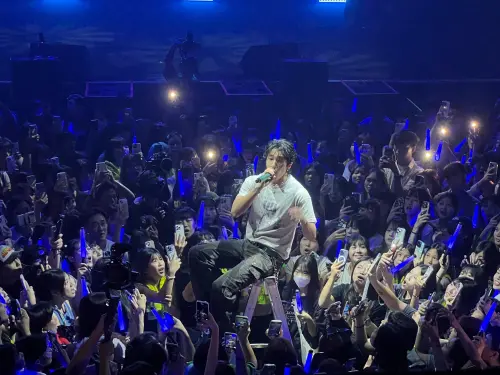 ▲婁峻碩今（14）日晚間在台中Legacy開唱，他坐在觀眾席中央的梯子和粉絲互動，粉絲為他唱生日快樂歌，場面溫馨。（圖／伊弗龐金有限公司提供）