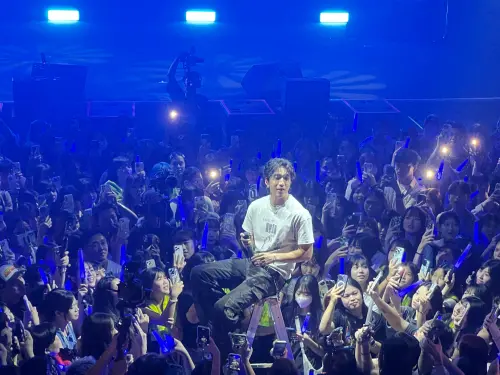 ▲婁峻碩（如圖）連續兩晚在台中Legacy開唱，今（14）日晚場麥克風一度失靈，婁峻碩在等待更換麥克風的時間，也跟粉絲互動。（圖／ 伊弗龐金有限公司提供）