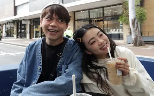 ▲蔡阿嘎（左）與愛妻（右）近期暖捐80萬賑災，希望幫助到民間社福團體。（圖／嘎嫂二伯 臉書）