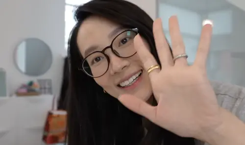 ▲「零負評女神」YouTuber Kelly生完小孩後，自去年9月起就再也沒更新新影片。今（14）日她無預警上傳新影片，讓粉絲超驚喜搶看。（圖／翻攝自TheKellyYang YouTube）