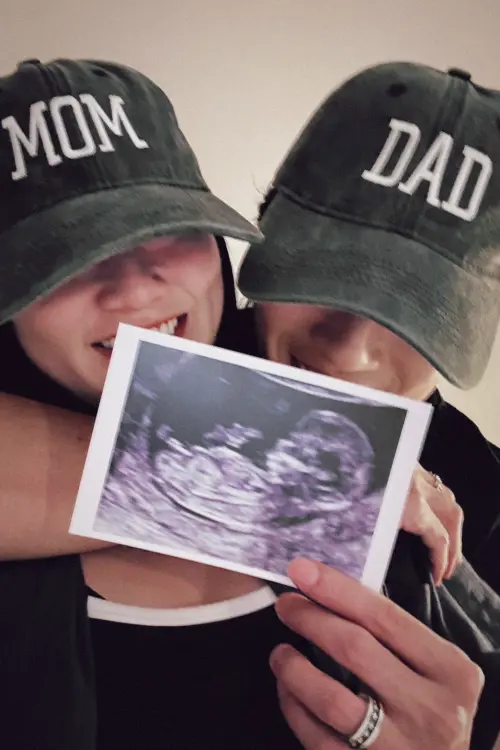 ▲焦凡凡（左）和婁峻碩（右）宣布喜訊。（圖／ 伊弗龐金有限公司提供）