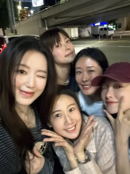 ▲舒華（左）變身最高級地陪！方志友（下）時隔20年訪韓　驚人私交曝：有妳真好。（圖／方志友IG@beatricefang）