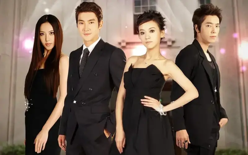 ▲始源（左2）、東海（右1）曾在2011年與陳意涵（右2）、白歆惠（左1）拍台劇《華麗的挑戰》，其中，坤達當始源配音，但沒想到開播後竟因收視率太低，讓部分不理性粉絲狂怪罪坤達，最後慘遭換角。（圖／翻攝自《華麗的挑戰》）