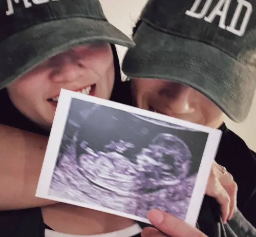 ▲焦凡凡（左）現身婁峻碩（右）演唱會，兩人突然公布喜訊，焦凡凡有喜了。（圖／ 伊弗龐金有限公司提供）