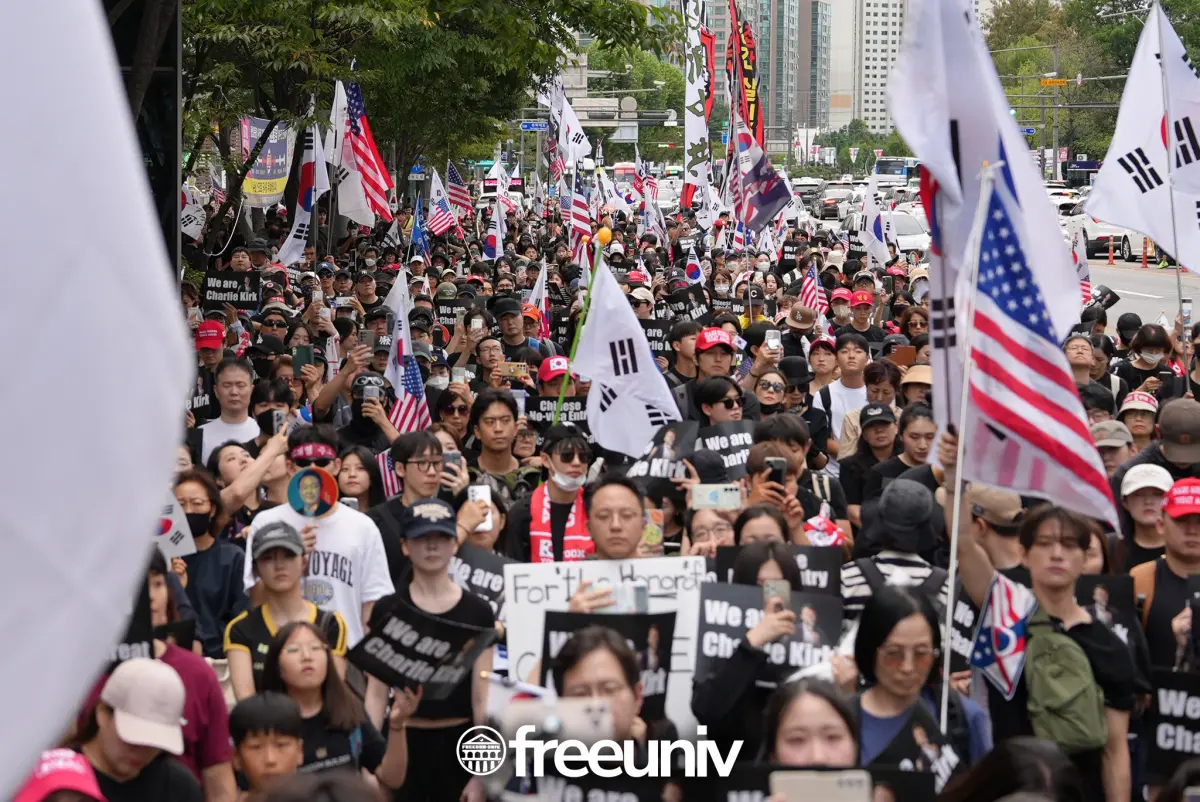 ▲韓國極右翼學生團體「自由大學 」（자유대학，Freedom Univ）13日在韓國首爾發起集會，悼念遭槍擊身亡的美國青年保守運動的象徵人物、「美國轉折點」（Turning Point USA）創辦人柯克（Charlie Kirk）。（圖／翻攝自Ｘ／freeuniv_x）