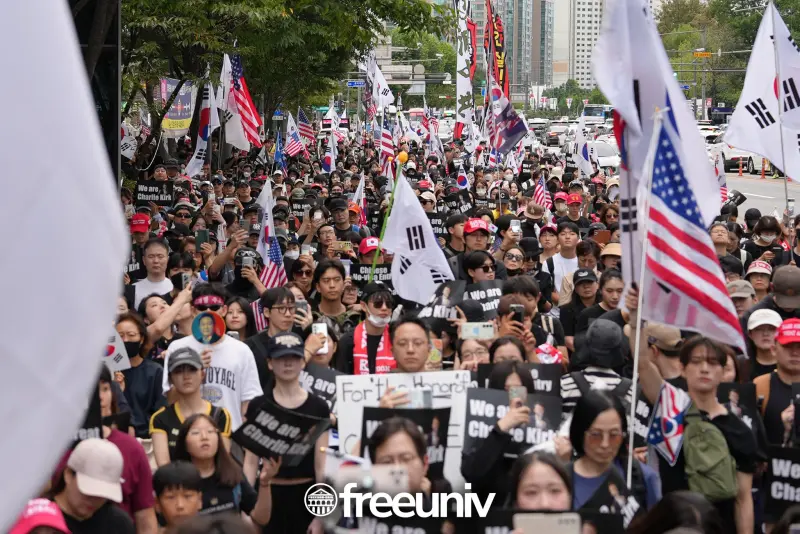 ▲韓國極右翼學生團體「自由大學 」（자유대학，Freedom Univ）13日在韓國首爾發起集會，悼念遭槍擊身亡的美國青年保守運動的象徵人物、「美國轉折點」（Turning Point USA）創辦人柯克（Charlie Kirk）。（圖／翻攝自Ｘ／freeuniv_x）