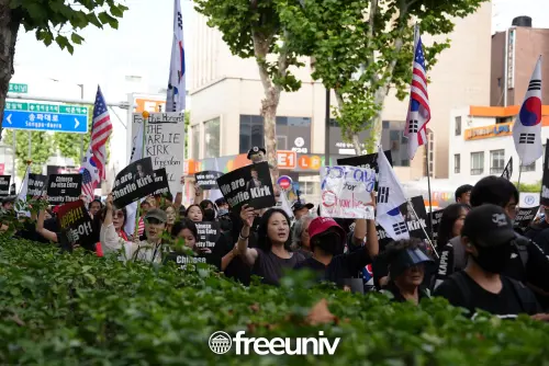 ▲韓國極右翼學生團體「自由大學 」（자유대학，Freedom Univ）13日在韓國首爾發起集會，悼念遭槍擊身亡的美國青年保守運動的象徵人物、「美國轉折點」（Turning Point USA）創辦人柯克（Charlie Kirk）。（圖／翻攝自Ｘ／freeuniv_x）