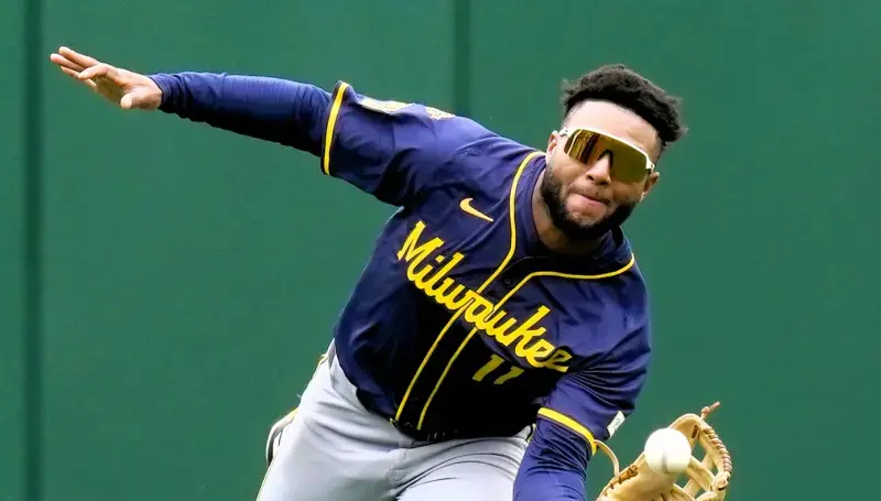 ▲外野手楚里歐（Jackson Chourio）在右中外野的飛身撲接，用美技阻斷紅雀得分。（圖／美聯社／達志影像）