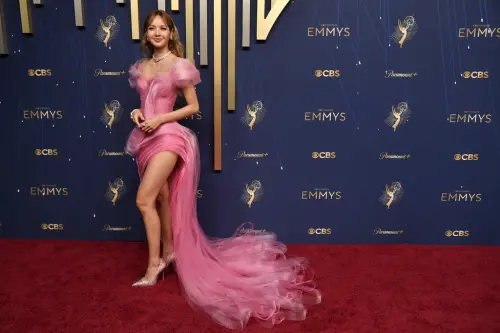  ▲BLACKPINK Lisa參與演出的《白蓮花大飯店》第3季在本屆艾美獎獲23項提名，她也風光出席頒獎典禮。（圖／美聯社／達志影像）