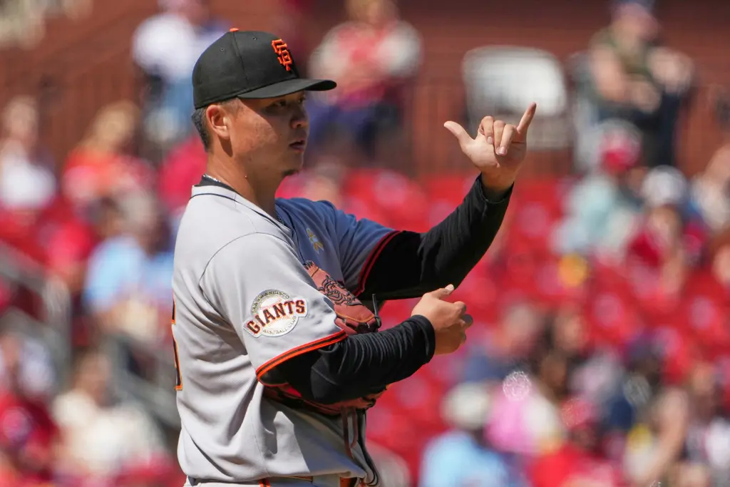 ▲根據MLB官網最新資訊，舊金山巨人將在明（16）日對決亞歷桑那響尾蛇的比賽，推出台灣好手鄧愷威先發，將和響尾蛇強投加倫（Zac Gallen）同場較勁，此外也將對決台美混血好手「卡仔」卡洛爾（Corbin Carroll）。（圖／美聯社／達志影像）