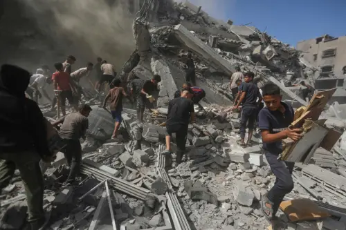 ▲14日的空襲讓加薩城更多建築淪為廢墟。（圖／美聯社／達志影像）