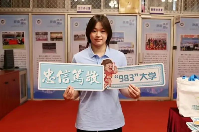 ▲中國大陸知名跳水選手全紅嬋，近日正式報到成為暨南大學體育學院2025級的大一新生，該校院長是大名鼎鼎的蘇炳添，校方替她拍攝入學照，並公開在迎新大會上的身影。（圖／翻攝自微博）